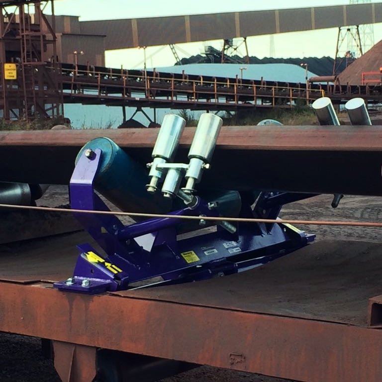 flexco's tweet photo. Is your conveyor belt mistracking to one or both sides? This can mean bad news for your belt and the structure, not to mention spillage and clean-up! Our HD Specialist recently installed this PT Max Belt Tracker to combat mistracking issues, and it's working a treat 👌⚒️🇬🇧 https://t.co/WSpIL3pUMy