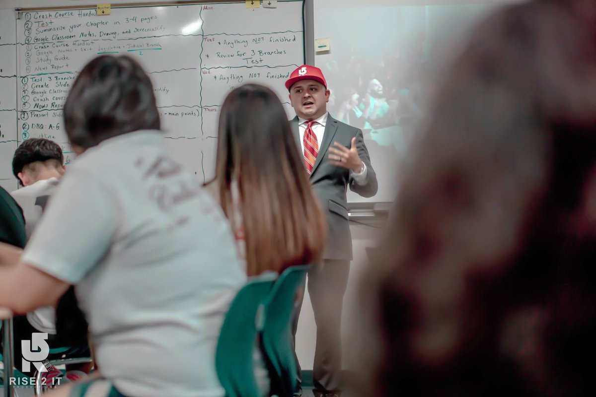 RISE2ITPRO's tweet photo. Nationally Ranked Professor Jonathan Hernandez “H” (@r2it_hernandez) presenting at Fowler HS in Fowler, CA! #RISE2IT #Education #Speaker #Motivationalspeaking #Communication #Inspire #Fowler #fowlerhighschool #California https://t.co/kIclfA5vFP