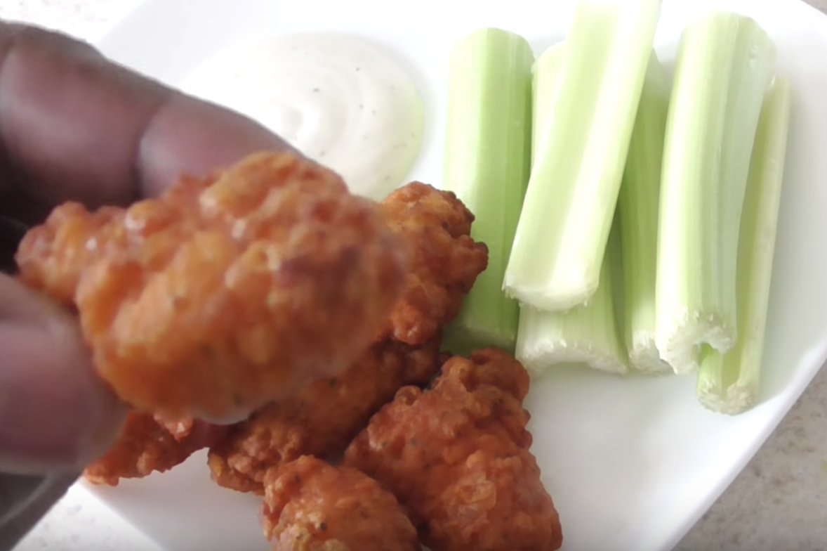 souleskitchen's tweet photo. Here is a new @doug_with video highlighting our Buffalo Chicken product. Make Wednesday a #WingNight with John Soules Foods. #FastGourmet
https://t.co/io9QRYR4pz https://t.co/oOUXRv1zH6