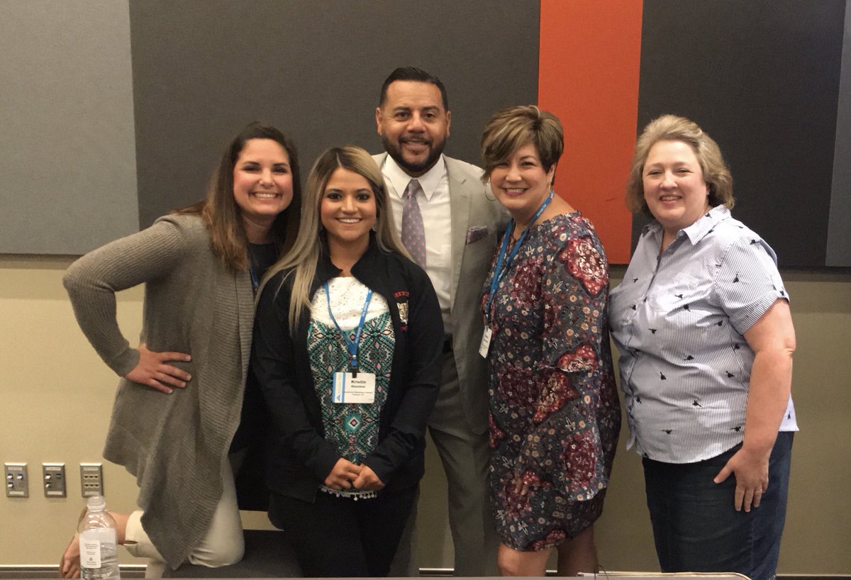 MissKhoobiar's tweet image. Thank you @lcruzconsulting for clarifying the “tight and loose” of the PLC Process! 🔨 #plcconference #DestinationExcellence @SolutionTree @TISDCES
