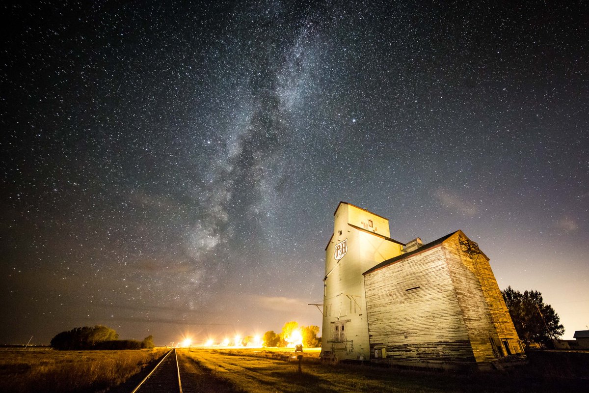 Aspen_Crossing's tweet photo. A favorite photo by our favorite #photographer @Neil_Zee . Proof the Alberta prairie twilight will dazzle you with a stellar performance! #twilighttrain #travelalberta #railromance ๐ https://t.co/jnJXgvnTHz https://t.co/mJTGztUuyp