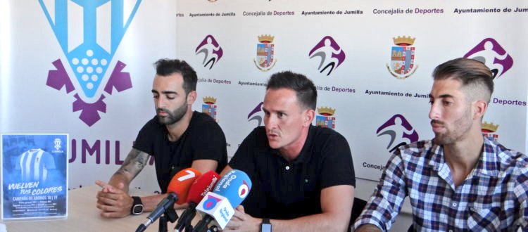 PRENSA | Presentación Oficial de Mario Marín y Dieguito como jugadores vinícolas 

#VuelvenTusColores⚪🔵

📃🎙➡️ futbolclubjumilla.es/presentacion-o…