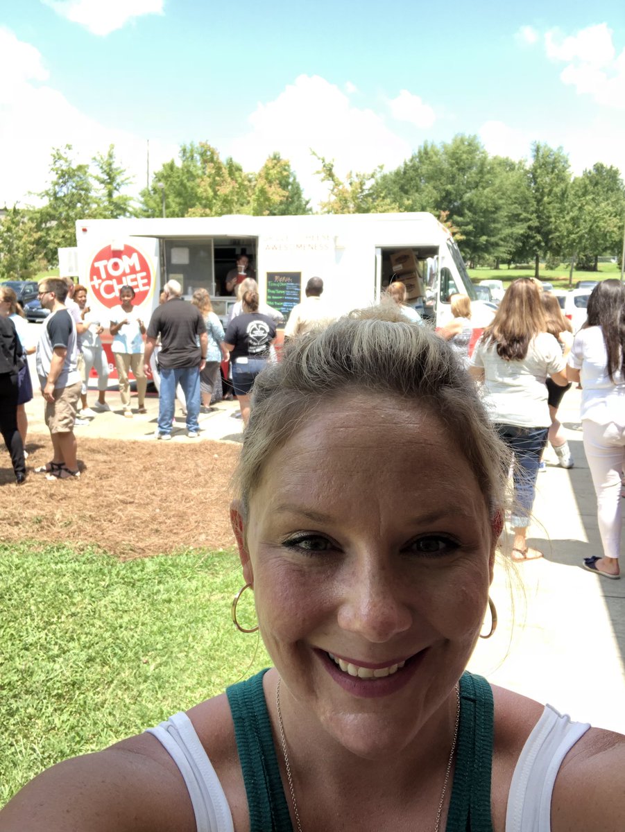 AllyDobson1's tweet photo. We are getting spoiled here at Acworth ES with @tomcheekennesaw food truck thanks to @PiedmontChurch , @MarlonLongacre , and @ikereighard ! What a great way to get us ready for a new school year! #teamacworth #beawarrior #cobbsuccess https://t.co/6fSexvuHL2