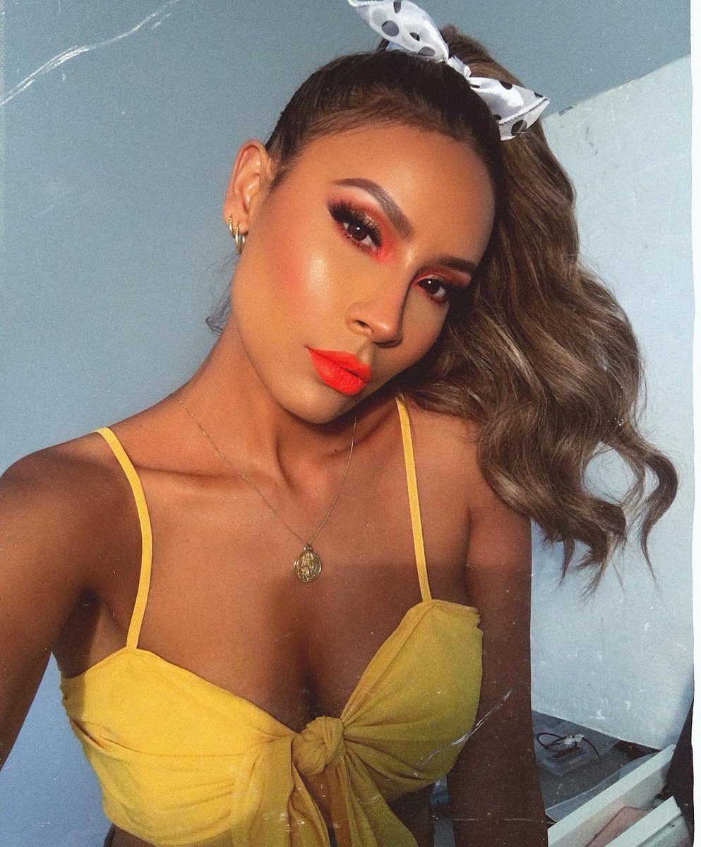 kyliecosmetics's tweet photo. 🍊 @desiperkins looking 🔥 in the Summer #Kyshadow Palette and Tangerine Lipstick! #SummerCollection https://t.co/tt5ypMByZk https://t.co/hSrdHFox84