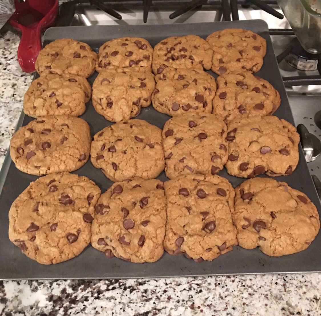 Damacmuzik's tweet photo. Whenever I’m not performing, I LOVE baking. It started as a fun hangout time with my mom. Now, I just enjoy doing it when I have free time. My favorite thing to bake is chocolate cookies 🍪. What is your hobby? 📸 Concert Fotos #DaBaker #DaCookies https://t.co/udVa0nJoVa
