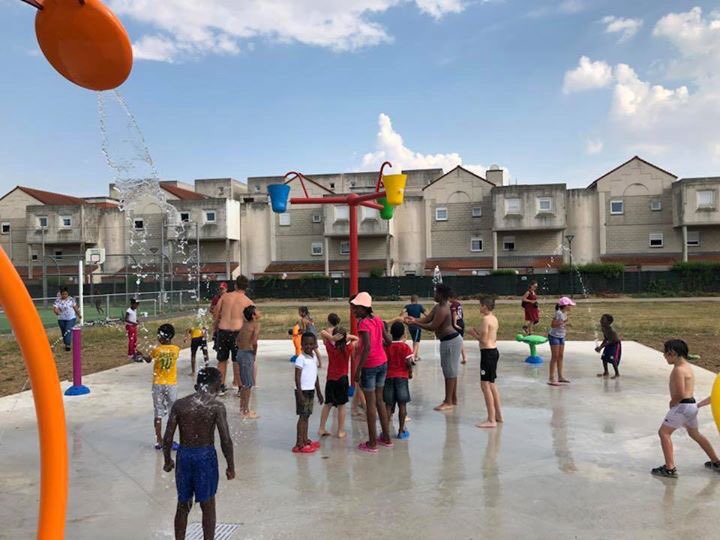 alaincremont's tweet photo. A #Soissons Pour combattre la #canicule et pour le plus grand bonheur des petits Soissonnais qui n’ont pas la chance d’aller en vacances, les aires de #JeuxDeau du Quartier de #Presles et du Quartier de #Chevreux sont ouvertes ! https://t.co/DLUFi2Tq14