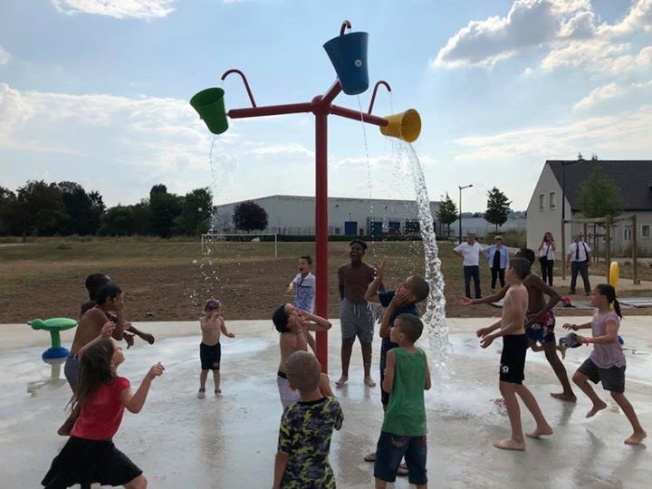 alaincremont's tweet photo. A #Soissons Pour combattre la #canicule et pour le plus grand bonheur des petits Soissonnais qui n’ont pas la chance d’aller en vacances, les aires de #JeuxDeau du Quartier de #Presles et du Quartier de #Chevreux sont ouvertes ! https://t.co/DLUFi2Tq14