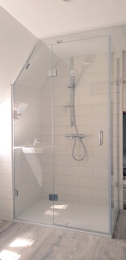 theshowerlab's tweet photo. Bespoke Europium 09 specified and installed on behalf of @BaytreeBathroom with @Hansgrohe_UK brassware and a classic tile #bespokeshower #theshowerlab #framelessshowers #anglecut https://t.co/LrRdH8NusE