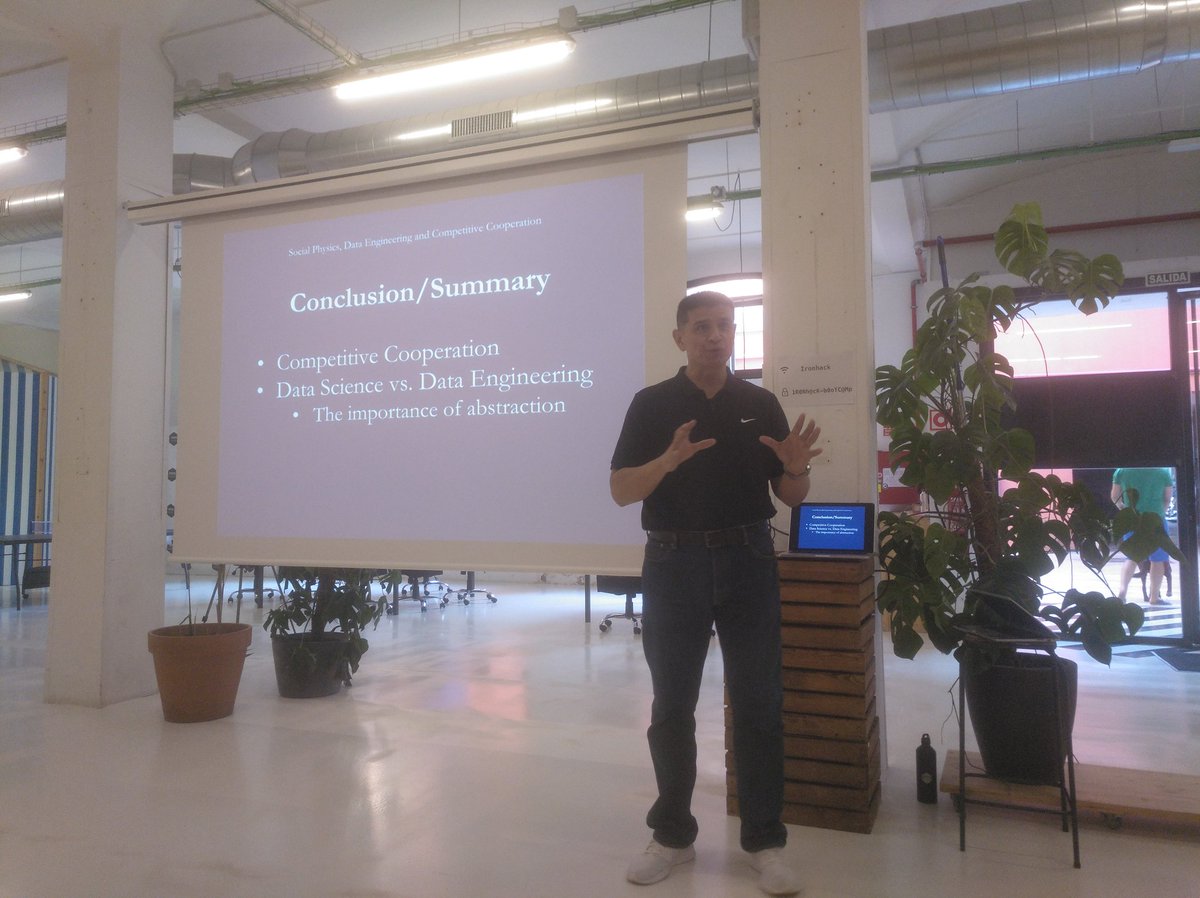 simonstubben's tweet photo. #bcndataeng underway! Luiz Bravo speaking about "Social Physics, Data Engineering and Competitive Cooperation" #dataethics #DataScience https://t.co/LYGsRBWn04