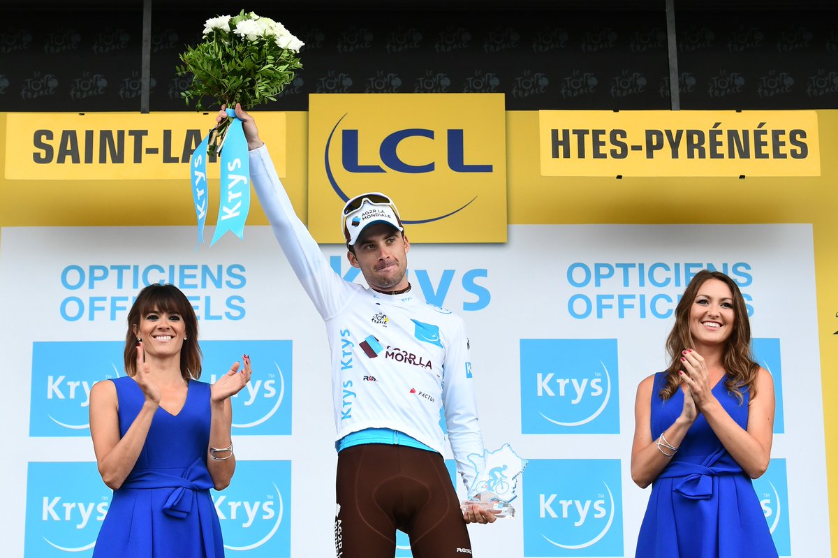 #Concours RT + follow pour remporter le #MaillotBlancKrys dédicacé par <a href="/p_latour/">Pierre Latour</a> 🔥 #TDF2018

(© ASO)