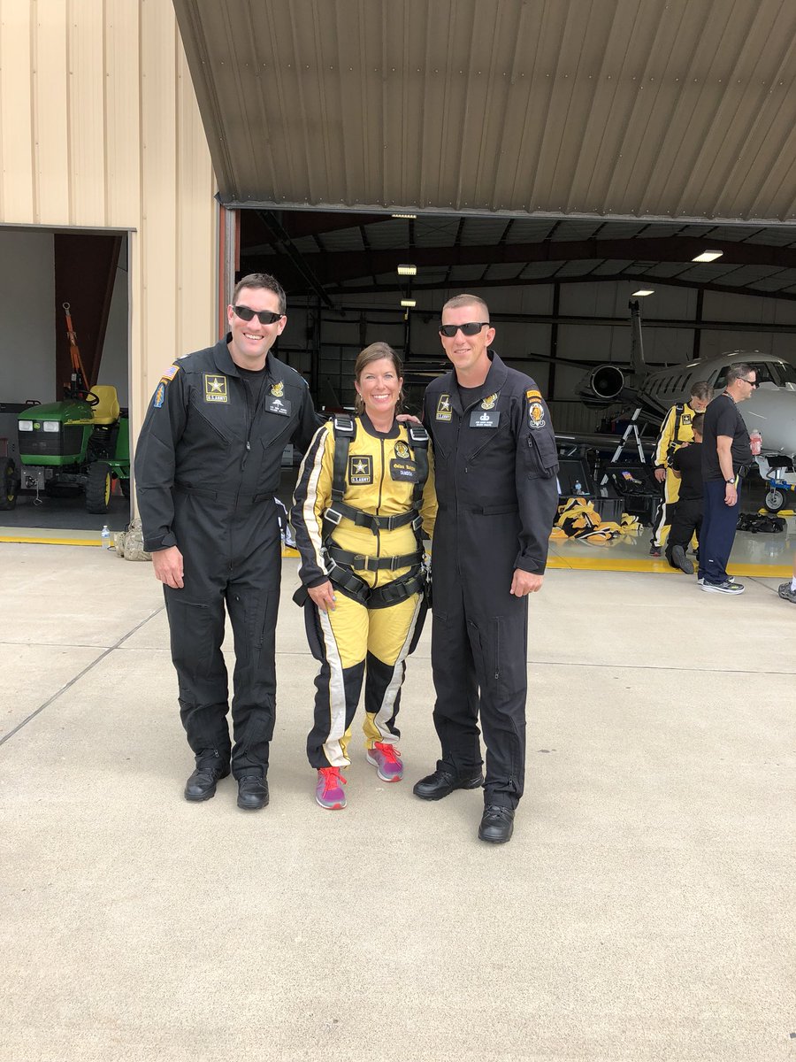 KateWeze's tweet photo. Awesome jump with The US Army Golden Knights! https://t.co/PtgVhCrsAd