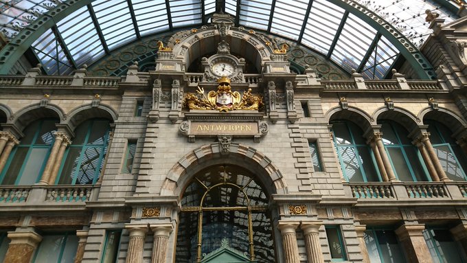 オランダを出てベルギーへ。
フランダースの犬の舞台アントワープへ。大聖堂前には横たわる1人と1匹、そしてまた物価が上がった。
西に行くほど物価が上がっていく恐怖。
ベルギーチョコ買おうかと思ったけどチロルチョコみたいなのが8個入った袋が6€とか手が出ません。 