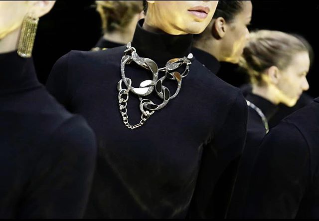 Here is it the HERMES show Jewelry #haute couture fw18 #enchainementslibres @hermes #hairleader @murielvancauwen #chignon  #slick #dynamics #updo #hermesfw1819 #jewelry #necklace #diamonds #chaine #connects #makeup @cococlanet #designjewelry @pierrehardy