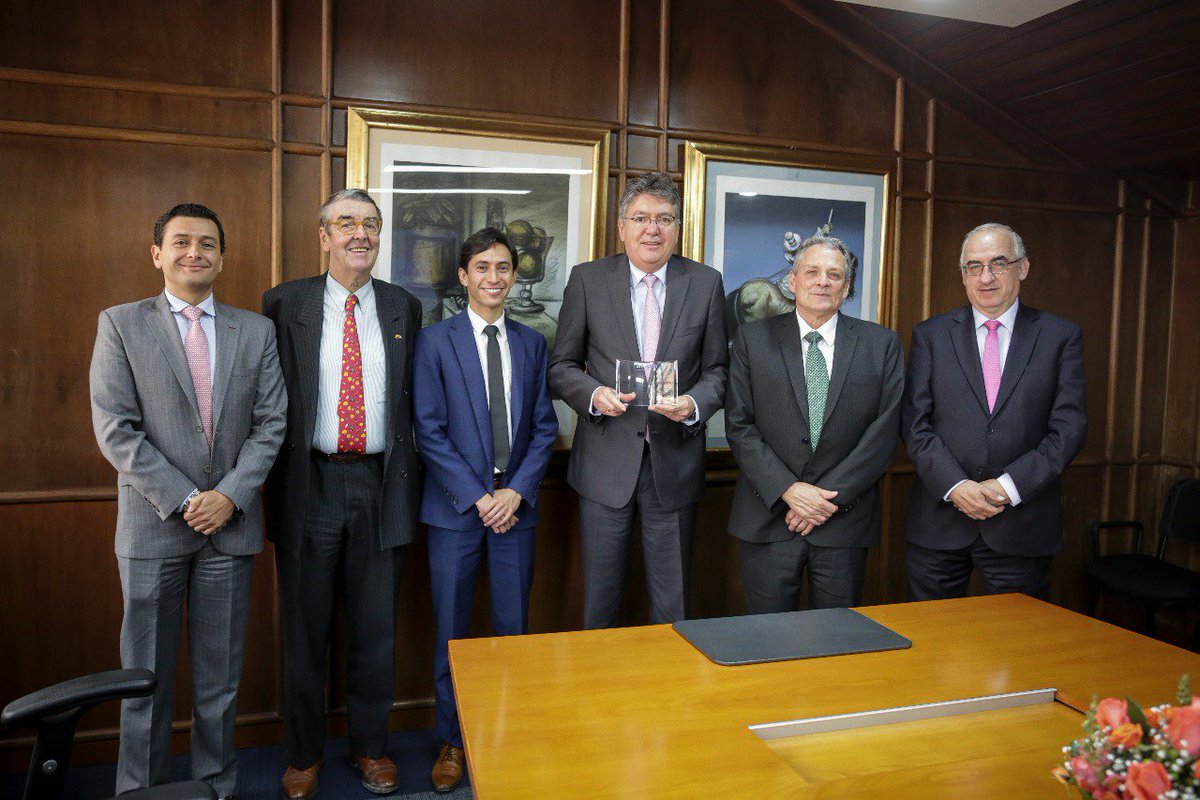 MauricioCard's tweet photo. El manejo y balance de @Fogafin han sido muy positivos y me complace reconocer el buen trabajo realizado por @davidmsal. Extrañaré mucho esta junta que es, -dentro de todo lo que maneja un @MinHacienda-, un verdadero oasis. ¡Gracias! https://t.co/MrDeasu2Lg