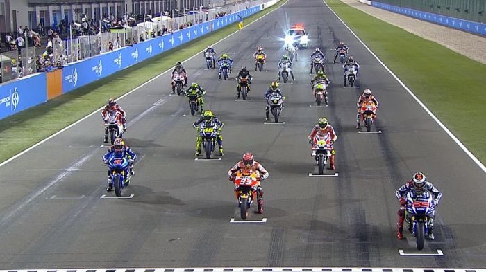 JBProuchon's tweet photo. Chers amis d’#AntenneVieux je suis sur la moto France Info pour vous faire vivre le départ de l’étape du #TD2018 

On fait vrombir les moteurs à côté de la moto Mavic et de l’ardoisier. https://t.co/FoTW63Kj3b