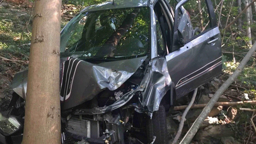 Volksblatt's tweet image. Glück im Unglück: 40 Meter mit Auto abgestürzt, aber nur leicht verletzt. #Azmoos lvb.li/?id=209626&amp;amp;twL…