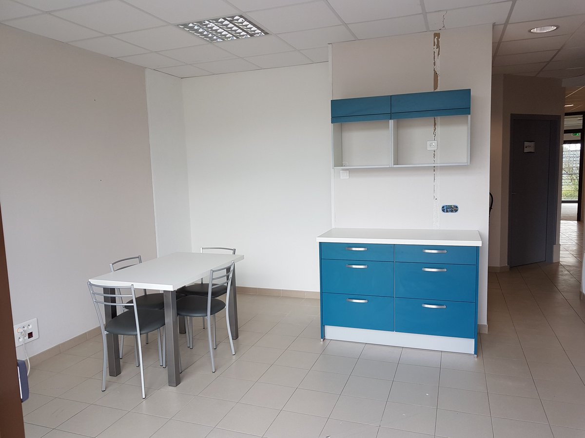 Mobilier de cuisine et table / chaises en place...