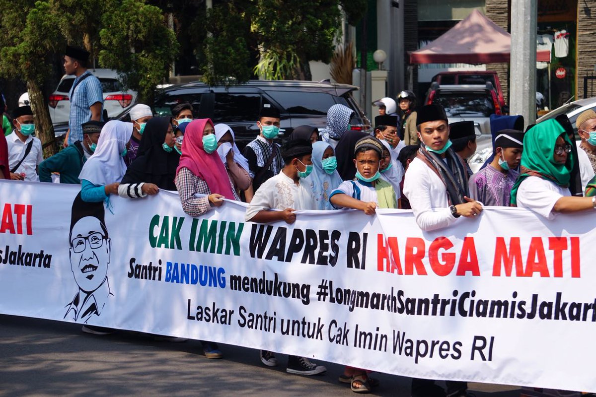 JunHudaya's tweet photo. Terimakasih Santri Bandung sudah menyambut Para Pelopor Longmarch @cakimiNOW Wapres RI Harga Mati Banjar/Ciamis-Jakarta... Lelah Abang terbayar oleh Santri Bandung😊
#LongmarchSantriCiamisJakarta https://t.co/HFzXWvMQfB