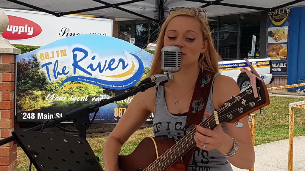 carasmithmusic's tweet photo. Great way to Spent my Saturday Afternoon!! Thanks to the @@mffireworks and @887theriver for having me out to play on both the stages at the Car Show! 📷: @RobMattice #carasmith #carasmithcountry #mountforest #myfireworksweekend #carshow #887theriver https://t.co/uLUxANjILH
