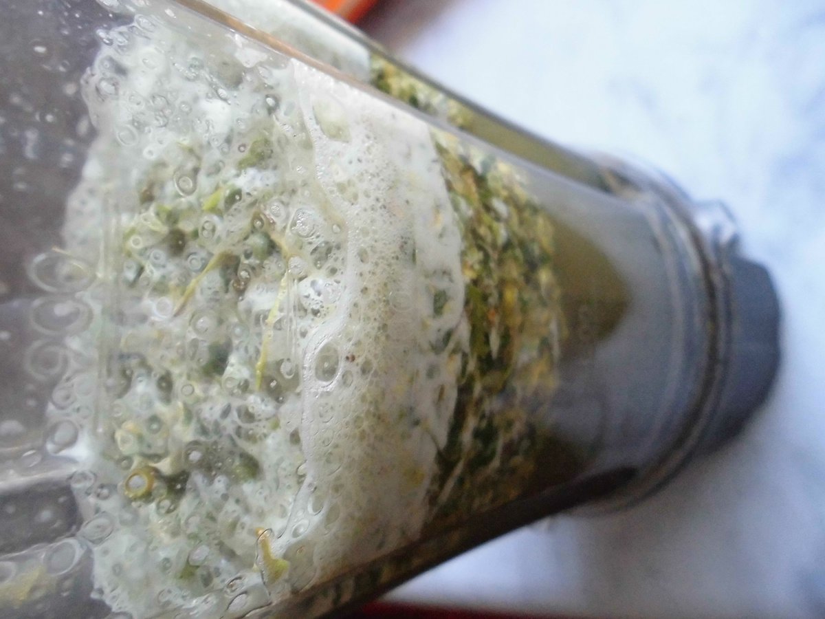 VisioneCurativa's tweet photo. La mia personale tisana fredda pomeridiana a base di petali di rosa, fiori di passiflora, foglie di melissa, infiorescenze di maggiorana, lemon verbena e un po di stevia per addolcire. Tutto fresco ed appena raccolto. https://t.co/zGXhgu2Y2Y #fitoterapia #salute #natura https://t.co/ujdmuEhvUV