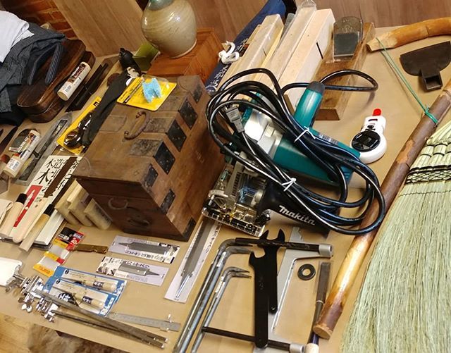 jasonrobertfox's tweet image. I guess I accumulated a few souvenirs, or as I like to call them, "business expenses." (Yes I did bring back a broom.) #japanesewoodworking #japanesetools #timetoputtheseguystowork #nsbdoesjapan #backhomefinally #unpacking