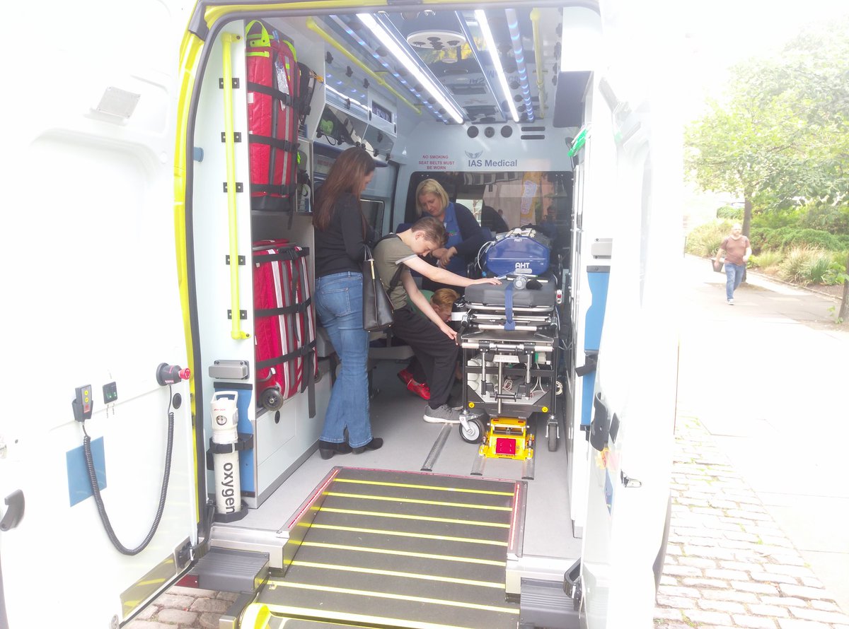 NECTARtransport's tweet image. Children and families learning about  ICU on wheels! 🚑
#popuphospital
@GreatNorthCH @teameviecharity @getnorth2018 @RachaelBedingf2 @Lyndanic123 @lynmariascott