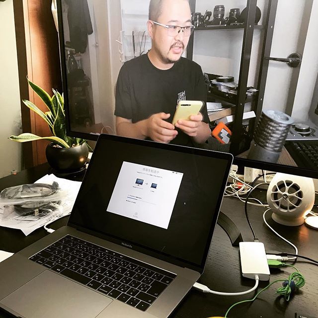 aucubajaponica's tweet image. 新型MacBook Proと31.5インチ4Kモニタをセットアップ中の図
これは奥さんのために買ったから散財じゃないよね‼
#散財 
#MacBookPro15 ift.tt/2A9xOpB