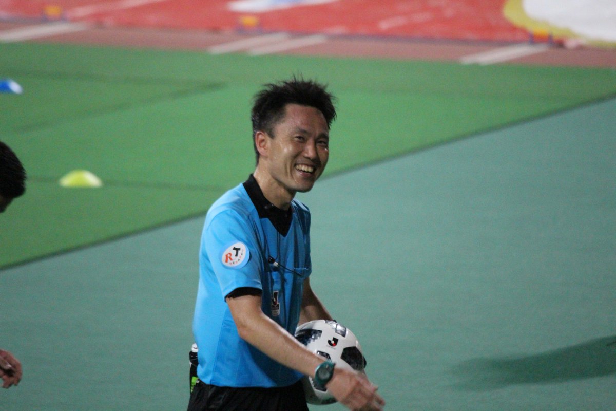 あるびとろ 審判分析 19 村井 良輔さん 名古屋 横浜fcの試合を分析した時に村井さんの副審の姿に目を奪われました めちゃくちゃうまいです 勉強になる姿ですし 学びたい点がたくさんありました 写真は整骨院の物 レフェリーウェアを着ているのが