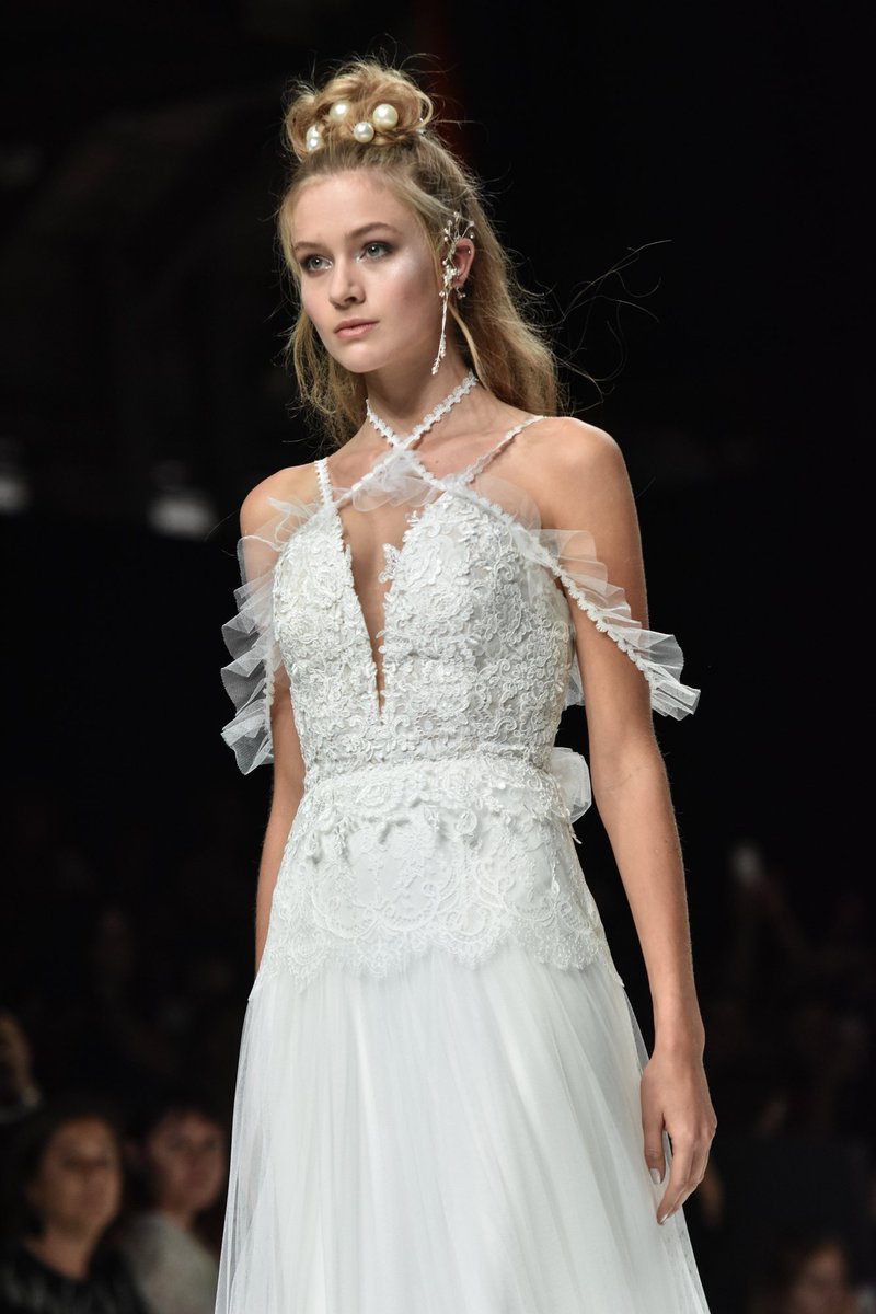 BridalBcnFW's tweet photo. El maquillaje nupcial ha alcanzado tanto protagonismo como el vestido. El efecto “glowy” consigue una piel tan fresca y luminosa que ya está arrasando en todos los desfiles bridal, así lo vimos en #BBFW18. #BBFWMust https://t.co/xp5hFlzUIh