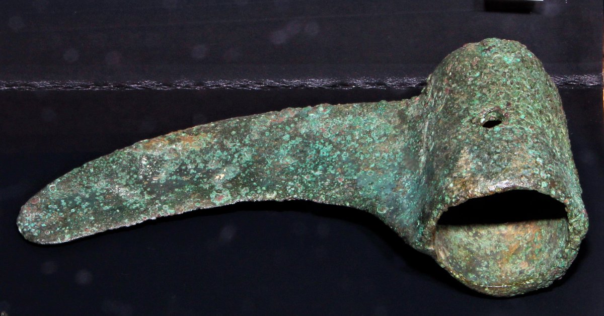 MuseoArcheoCa's tweet image. #MusTools dal Complesso nuragico di Forraxi Nioi, Nuragus (CA). Falcetto ,  arrotondato verso l’estremità e con tagliente concavo; presenta, inoltre, l’alloggiamento per l’immanicatura a cannone aperto, a sezione circolare, e con foro pervio per il fissaggio.
Sec. XII/VIII a.C.