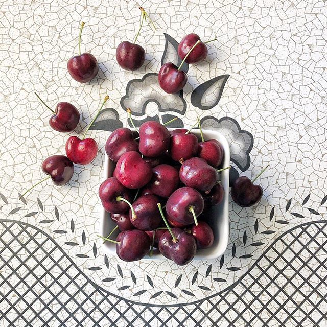 It's cherry season! 🍒The first case always gets devoured fresh, but what to do with the rest? Drop your favourite cherry recipes ⬇️PS - Thank you to my Auntie for bringing us these big juicy B.C. cherries straight from the orchard in Kelowna!
⠀⠀⠀… ift.tt/2uPUzKj
