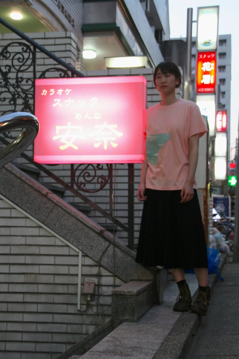 rikako_inoue_'s tweet photo. t-shirtsというよりかモデルのおーやつさまをもう撮っていたわけだけれど、一応t-shirts写ってるし宣伝します

買ってください
#Rikako #tacitknowing #暗黙知　＃個展　＃HammockMitaka https://t.co/vxXDUrlxMJ