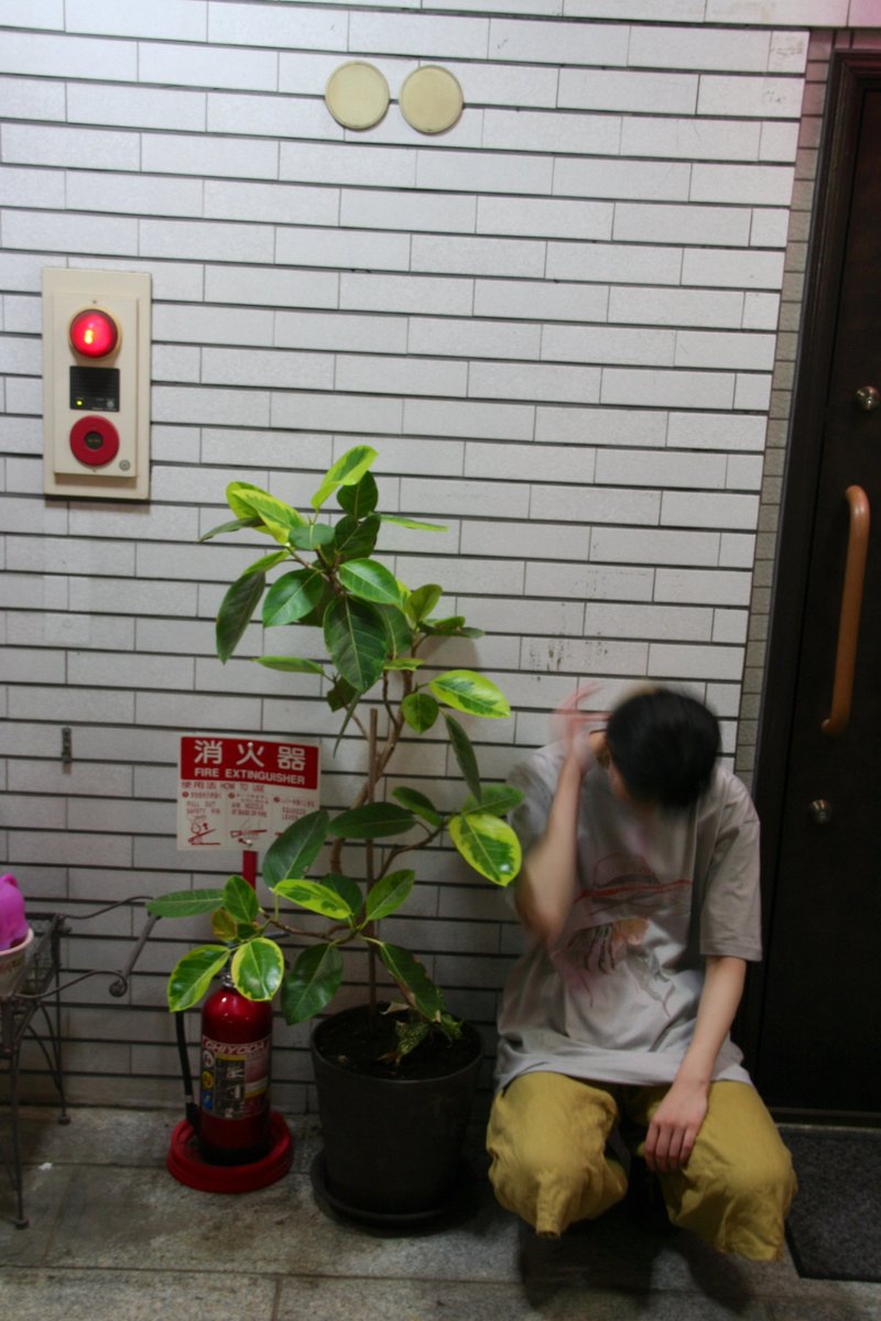 rikako_inoue_'s tweet photo. t-shirtsというよりかモデルのおーやつさまをもう撮っていたわけだけれど、一応t-shirts写ってるし宣伝します

買ってください
#Rikako #tacitknowing #暗黙知　＃個展　＃HammockMitaka https://t.co/vxXDUrlxMJ