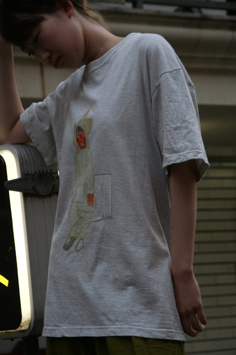 rikako_inoue_'s tweet photo. t-shirtsというよりかモデルのおーやつさまをもう撮っていたわけだけれど、一応t-shirts写ってるし宣伝します

買ってください
#Rikako #tacitknowing #暗黙知　＃個展　＃HammockMitaka https://t.co/vxXDUrlxMJ