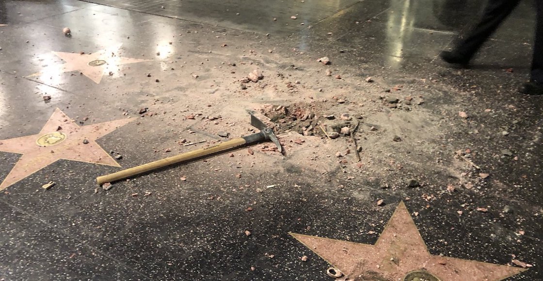 sopitas's tweet photo. No se vayan a reír, peeero... Así apareció la estrella de Donald Trump en el paseo de la fama https://t.co/8qq9zvY9TG https://t.co/j7jbKRKk9U