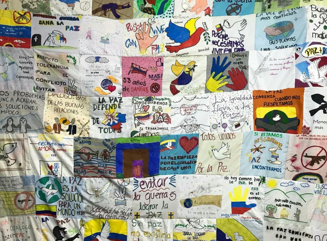 desarmadoscp's tweet photo. Colcha de retazos con mensajes de reconciliación hecha por jóvenes, que nació de la ruta pedagógica de Desarmados. https://t.co/wf5qYyYmFg