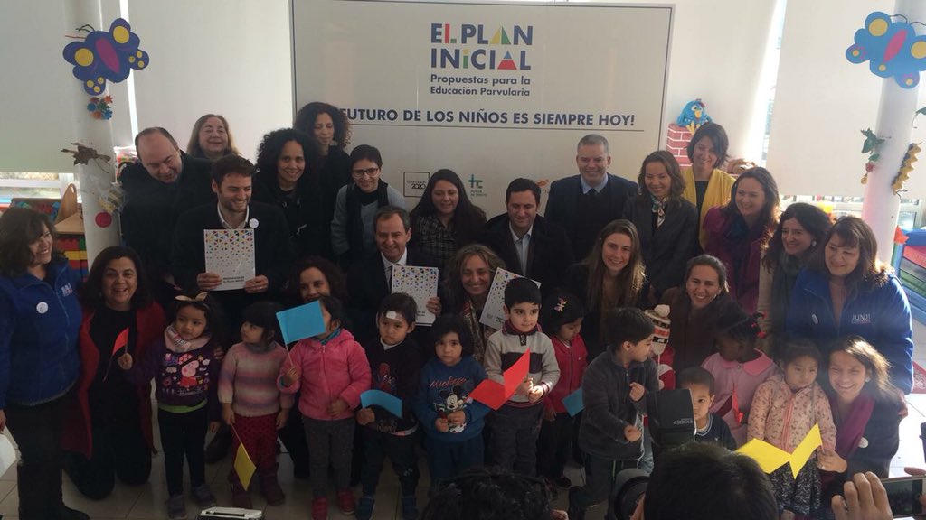 ninos_1ro's tweet photo. Nuestra Directora Ejecutiva @annetraub participó en la entrega oficial del documento elaborado por #ElPlanInicial, al Ministro de Educación, iniciativa que busca fortalecer la educación en primera infancia #ninosprimero #innovar #educar #programapadrehijo #chile https://t.co/4QCod6t8ra