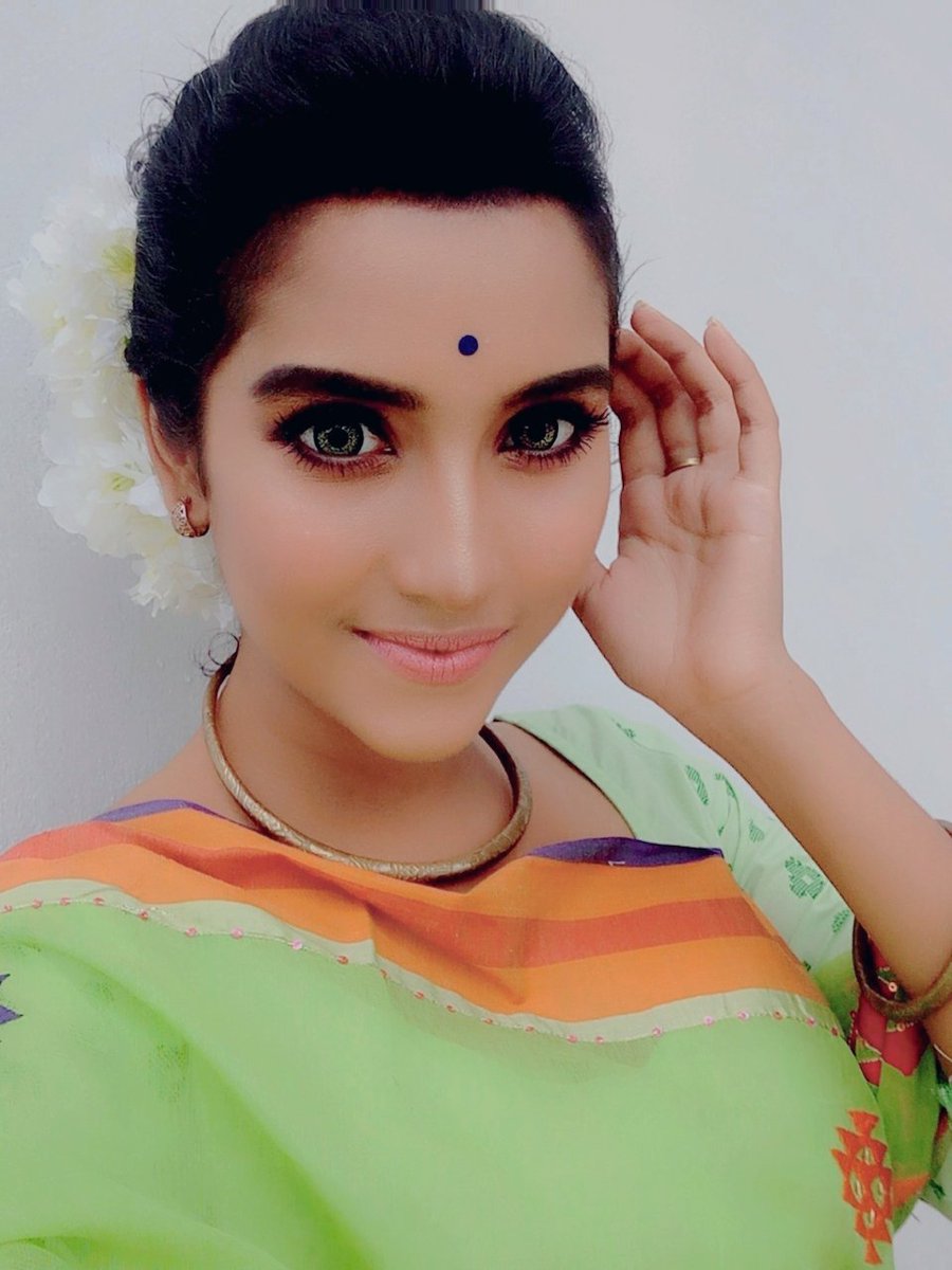 mousumofficial's tweet photo. মোর প্রিয় ঘরে আজ এসেছে.... 🍀🍀

#Mousum #shooting https://t.co/WIllYJJnVw