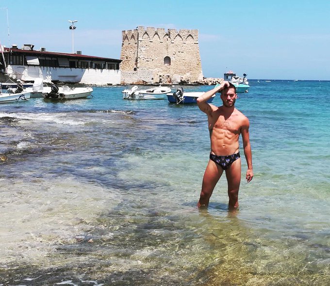 2 pic. wish this summer would never end. #vacation #gay #puglia #summer #posing #burned ???? https://t
