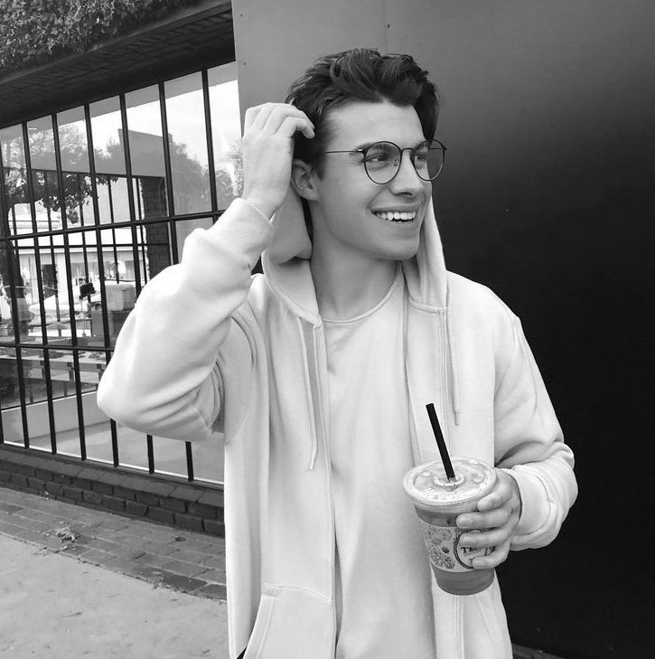 ✘𝑬𝑹𝑰𝑪 𝑯𝑼𝑵𝑻. ✘
►Mejor amigo de Roland, se conocen desde que tienen uso de razón. 
►Le encanta actuar.
►Es inteligente probablemente uno de los mejores.
►Es duro de roer, si quieres llegar a conocerle debes trabajar mucho para conseguirlo. 

FC: ANDREW MATARAZZO