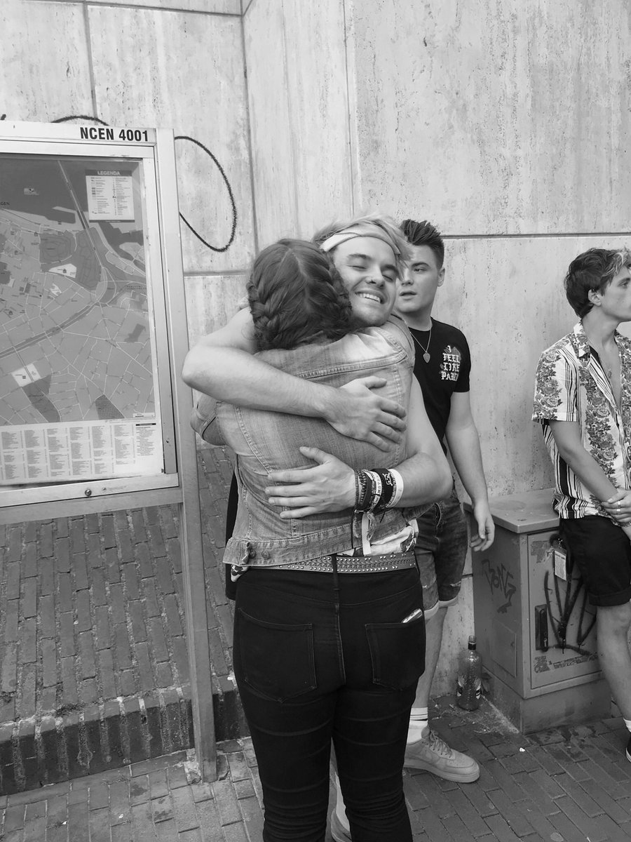 sparklymutual's tweet photo. All those # show me how strong we can be as a family and I’m so thankful for everyone in this fandom . You all are amazing and I don’t know what i would do without the boys but also all my friends i got to know because of them . ❤️#WeAppreciateChris #WeAppreciateAllShories https://t.co/Y9KcXa0bnd