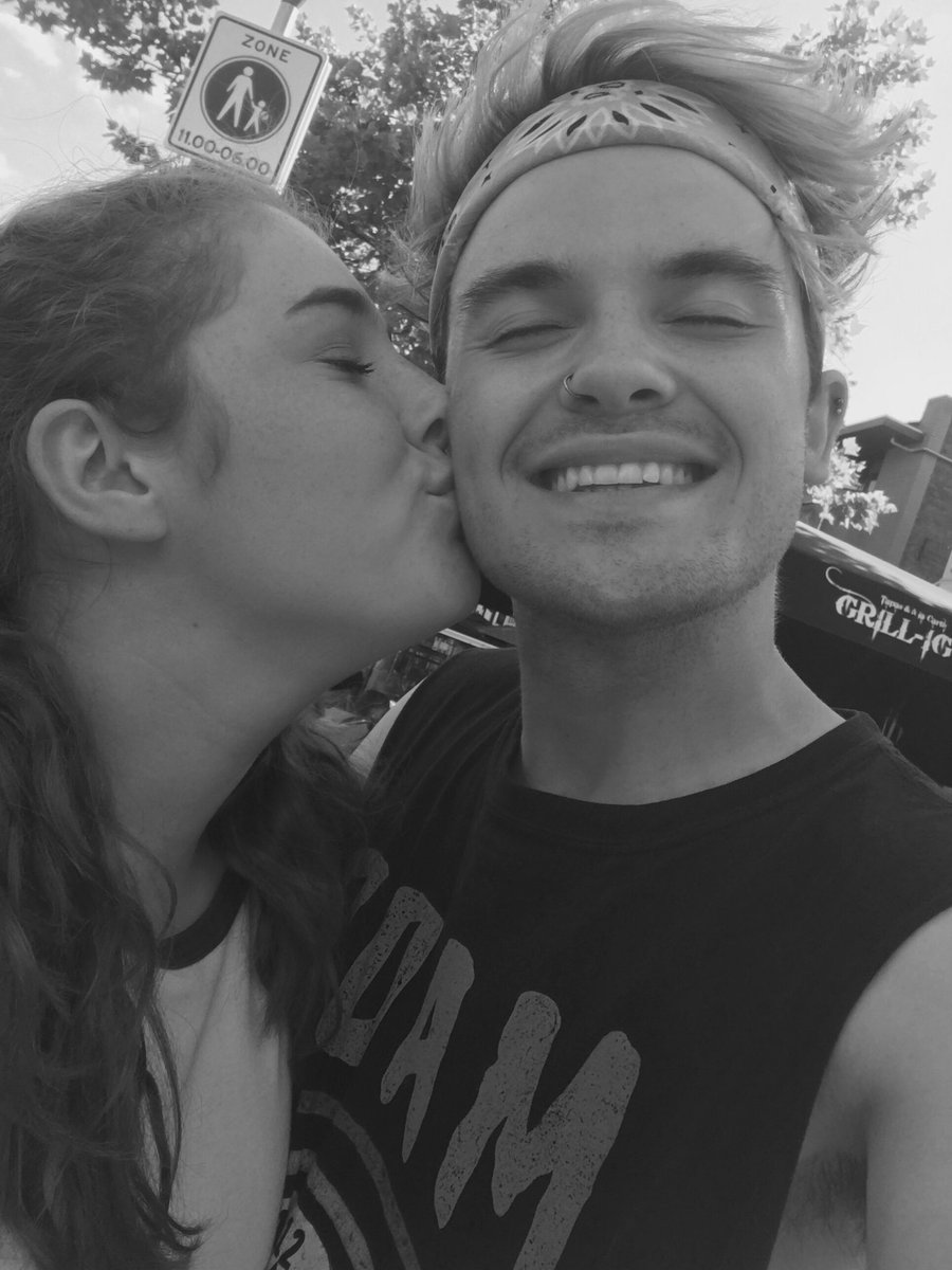 sparklymutual's tweet photo. All those # show me how strong we can be as a family and I’m so thankful for everyone in this fandom . You all are amazing and I don’t know what i would do without the boys but also all my friends i got to know because of them . ❤️#WeAppreciateChris #WeAppreciateAllShories https://t.co/Y9KcXa0bnd