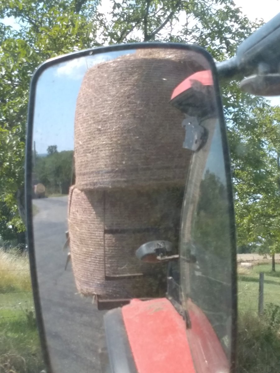 MarieViargues's tweet photo. Cher amis automobilistes...nos routes sont étroites mais nous regardons les rétroviseurs...ne vous collez pas aux remorques ,on pourra vous voir et vous laissez passer!!!
Si vous êtes trop près on vous voit pas !
#securiteroutiere 
#agriculture 
#partageonslaroute https://t.co/iLhqiROh0E