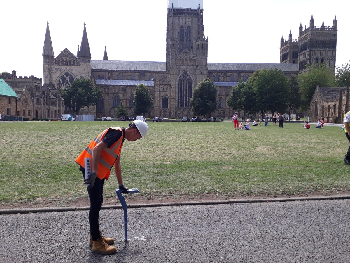 A busy day entertaining the crowds in #Durham City Centre, the team carrying out an underground utility survey.. 

Using the #topcon #ds103 #hipersr #ds2000 #rd8000 #gpr #surveying #surveyteam
