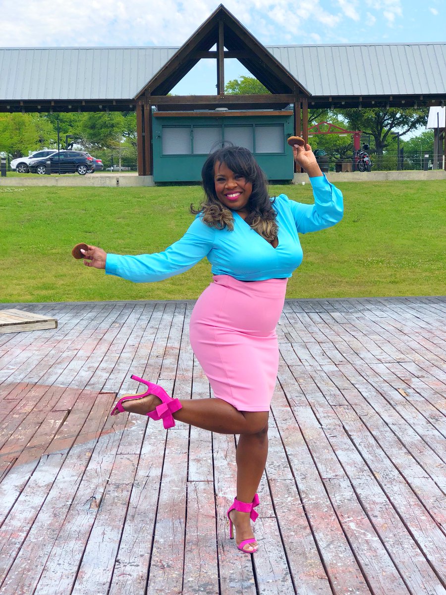 smartcookiesdal's tweet photo. *drumroll please* IT’S LIVE!!! Smart Cookies with Jenni Tooley Episode 3 is out - featuring superwoman @stormidemerson! Click the link in the bio to watch and don’t forget to like and subscribe while you’re there! 💃✨🍪🔥 #smartcookiesdallas #stormidemerson #dallasactress https://t.co/QfWEp6aJ0m