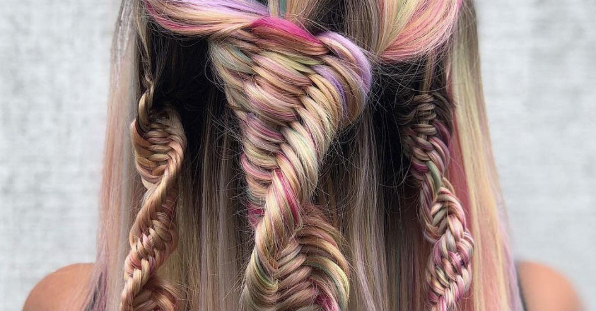 vogue_italia's tweet photo. Il nome è scientifico, ma con questo video tutorial copiare le nuove #dnabraids (a forma di elica del DNA) sarà un gioco da ragazze https://t.co/TemmrOYehC https://t.co/OG2nujWlQP