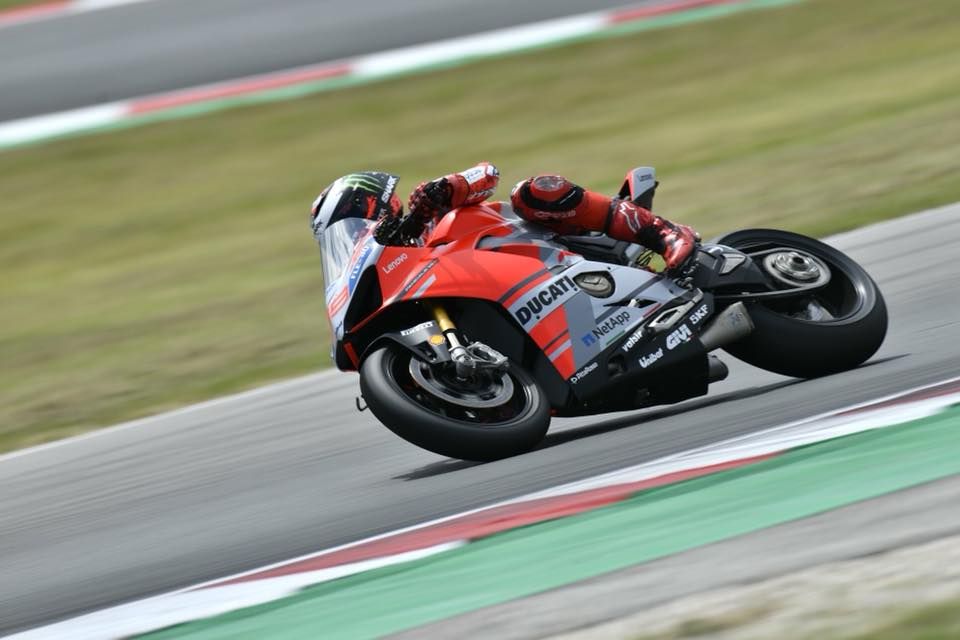 DucatiFrance's tweet photo. Le Panigale V4 S (livrée exclusive) que @lorenzo99 a piloté durant la Race of Champions est maintenant mise aux enchères sur: https://t.co/suKVd5fjdI
#Ducati #WorldDucatiWeek #WDW18 https://t.co/tQyRKiDkiO