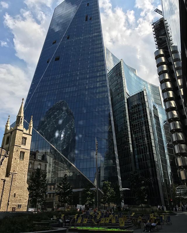 There’s something about this photo I like... #cityoflondon #standrewundershaft #thescalpel #lloydsoflondon #thecheesegrater ift.tt/2LOyX7F