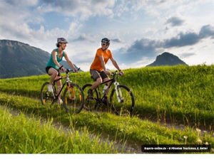 Biken, Berge und Brotzeit 

In den meisten Bundesländern haben die Sommerferien schon Einzug gehalten. Wer von überfüllten Flughäfen und Badestränden genug hat, verlegt die großen Ferien einfach mal in die Berge und genießt Ruhe, Natur und Kultur.

Sonne… ift.tt/2vc3q8H