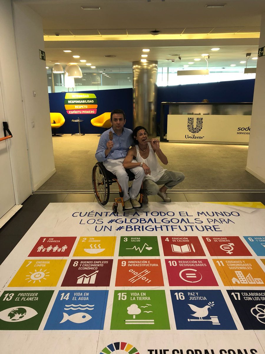 Isidre Esteve y su mujer Lídia ayer nos visitaron en las oficinas de Viladecans y disfrutaron de nuestros <a href="/MagnumSpain/">Magnum</a> Almendras. ¡Un placer teneros entre nosotros! @FunIsidreEsteve